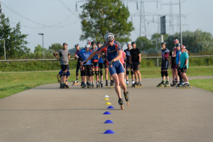 Trainer geeft voorbeeld tijdens les